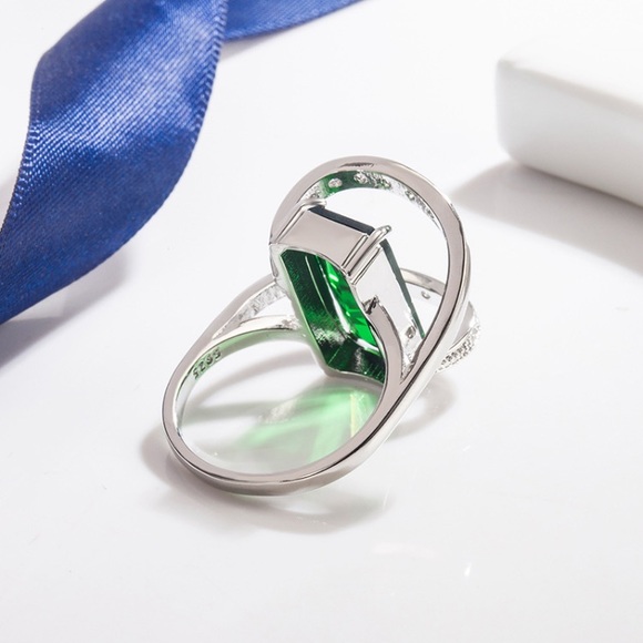 Elegant Silver and Green Gemstone Ring - Picture 5 of 10